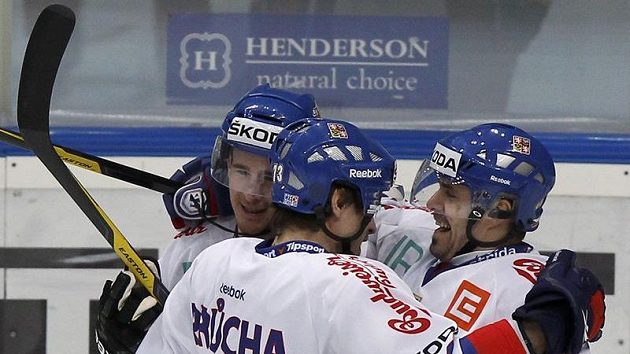 Roman Červenka se spoluhráči Petrem Průchou a Tomášem Rolinkem svůj gól proti Rusku.