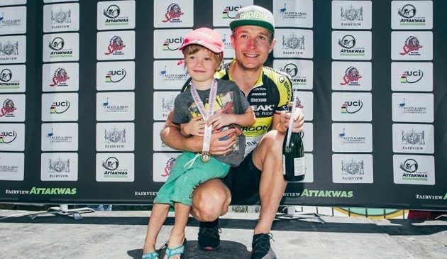 Český biker Kristián Hynek se synem Kristiánem po druhém místě v závodě Attakwas 2017 v Jihoafrické republice.