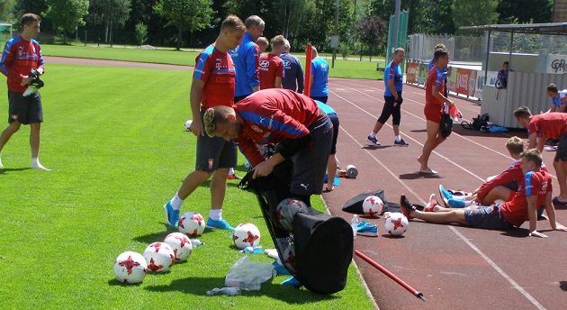 Brankář české fotbalové reprezentace do 21 let Lukáš Zima uklízí míče po tréninku na soustředění v Kaprunu.