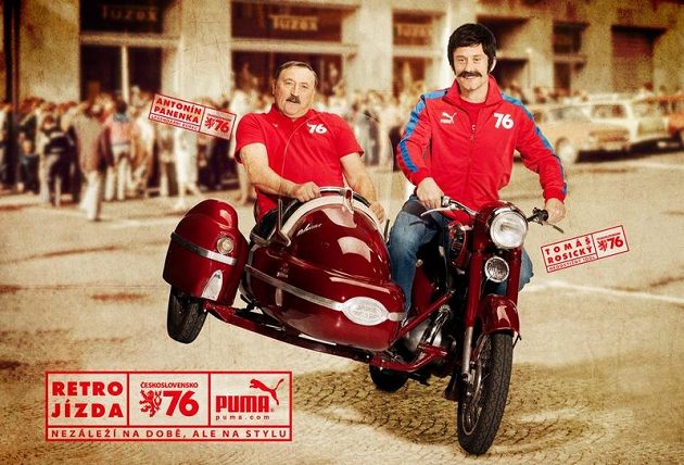 Nezáleží na době, ale na stylu - kníráči Antonín Panenka a Tomáš Rosický se řítí v dobové sajdkáře.