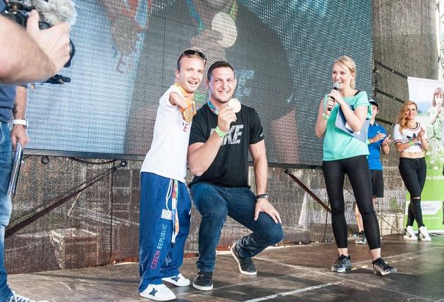 Lukáš Krpálek, olympijský vítěz v judu, vystoupal na pódium společně se zlatým paralympikem Arnoštem Petráčkem.