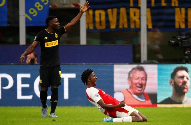 Radost Slavie! Peter Olayinka slaví gól, který vstřelil Interu Milán v utkání Ligy mistrů.
