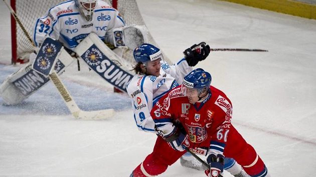 Tomáš Rolinek (vpředu) a Mikko Kousa během utkání s Finskem na Švédských hrách.