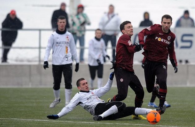 David Lafata (druhý zprava) a Josef Hušbauer (vpravo) dělali slovenským obráncům velké potíže.