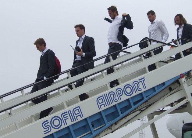 Zleva Bořek Dočkal, Ondřej Vaněk, Tomáš Pekhart, Ondřej Čelůstka a Petr Jiráček po přistání v Sofii.
