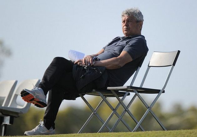 To je pohodička... Trenér Mircea Lucescu sleduje své svěřence jako plážový pozorovatel.