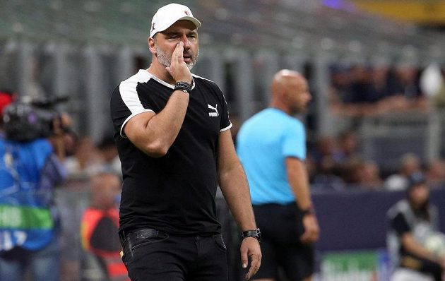 Trenér fotbalové Slavie Jindřich Trpišovský během utkání Ligy mistrů na hřišti Interu Milán.