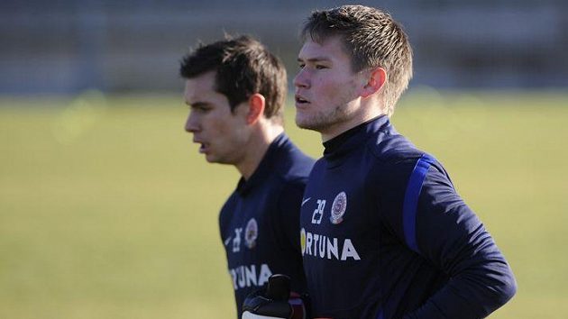 Brankáři Sparty Milan Švenger (vlevo) a Tomáš Vaclík na prvním tréninku zimní přípravy.