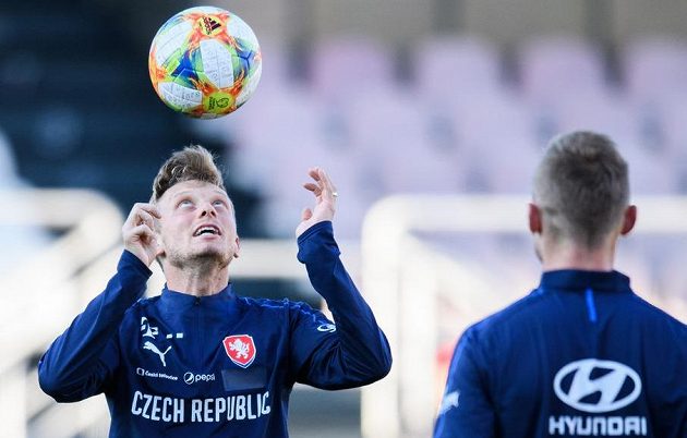 Ladislav Krejčí hlavičkuje během tréninku fotbalové reprezentace před zápasy s Anglií a Severním Irskem.
