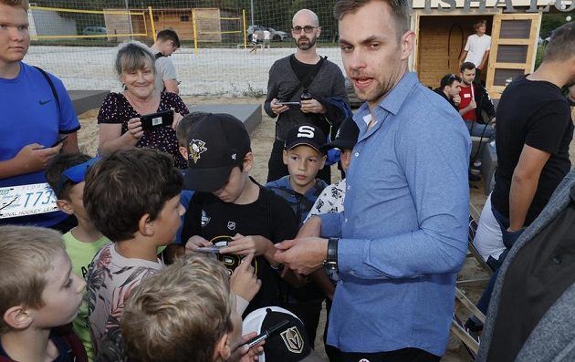 Hokejista týmu Tampa Bay Lightning Jan Rutta při setkání s fanoušky, kterým přivezl ukázat Stanley Cup.