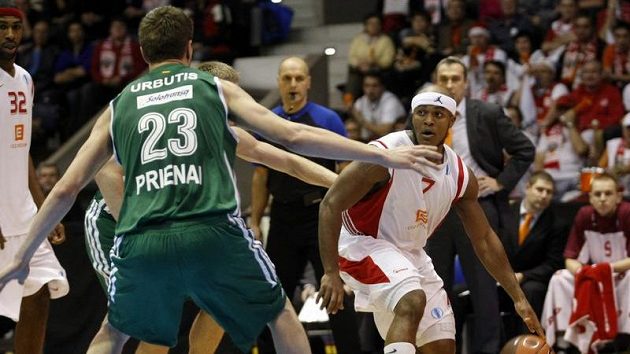 Eugene Lawrence (vpravo) se snaží prosadit mezi hráči litevského týmu Rudupis Prienai