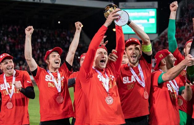 Fotbalisté Slavie Praha (zleva): Lukáš Masopust, Ondřej Kúdela, Milan Škoda, Tomáš Souček, Vladimír Coufal a Ibrahim Traoré s trofejí po utkání finále MOL Cupu.
