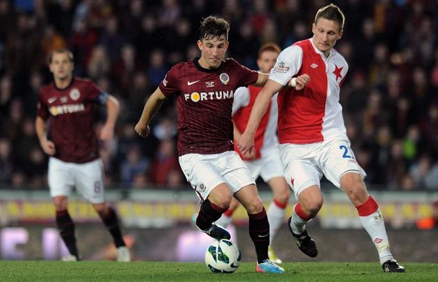 Sparťan Lukáš Vácha (vlevo) během derby v souboji se slávistou Milanem Škodou.