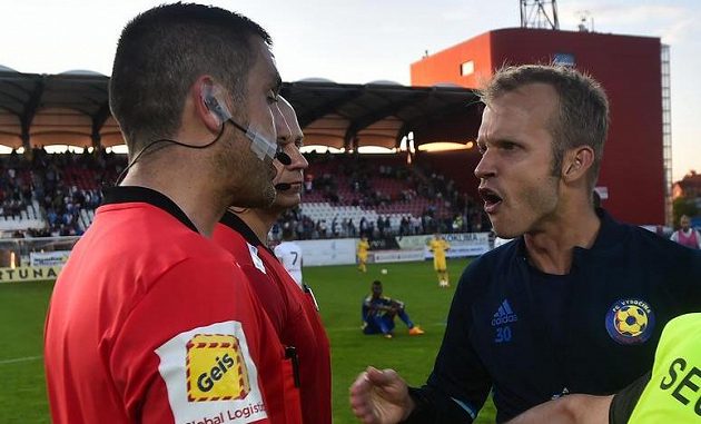Kapitán Jihlavy Lukáš Vaculík si ostře vysvětluje po zápase s hlavním rozhodčím Martinem Nenadálem jeho výkon.