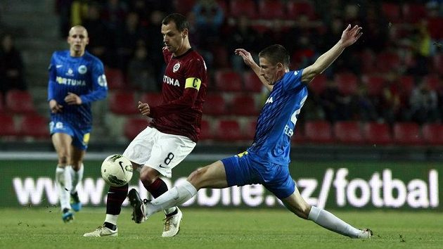 Záložník Sparty Marek Matějovský (vlevo) si kryje míč před libereckým Jiřím Fleišmanem.