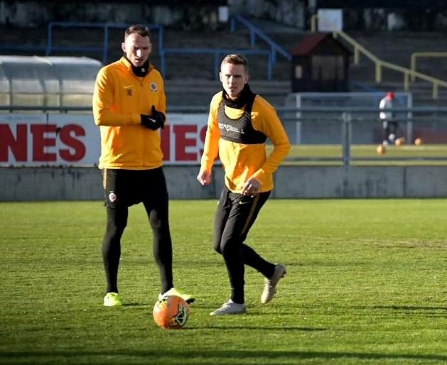 Bořek Dočkal (vpravo) během aktuální zimní přípravy trénuje s míčem pod dohledem Libora Kozáka.