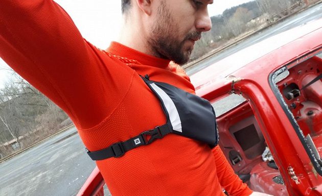 Běžecké pouzdro Binder Jogger od Mask Gear: Jeden pásek vede přes rameno, druhý v podpaží.