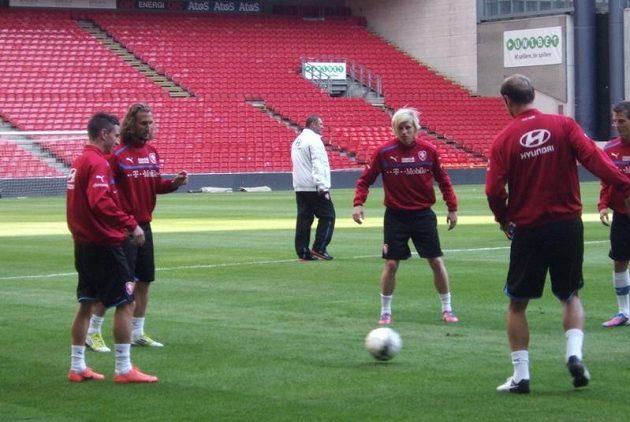 Zleva Petržela, Jiráček, Rajtoral a spol. během tréninku na kodaňském Parken Stadionu.