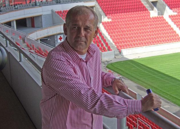 Za zády Petra Rady je Severní tribuna, z níž ho bude hodnotit slávistický kotel...