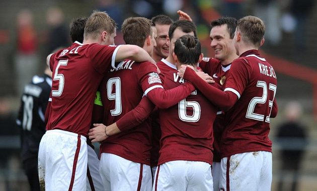 Fotbalisté Sparty oslavují pátý gól během přípravného utkání s Viktorií Žižkov (7:0).
