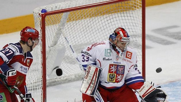 Střela Nikolaje Žerděva (není na snímku), po které Jakub Štěpánek poprvé inkasoval.