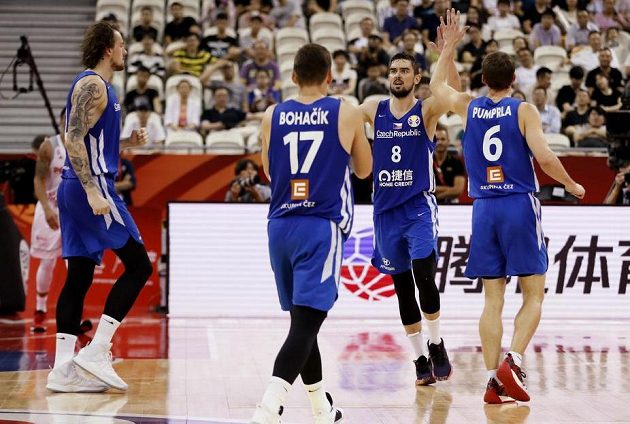 Radost v podání českých basketbalistů. Po výhře nad Polskem mají Češi jistotu, že si na mistrovství světa zahrají o konečné páté místo.