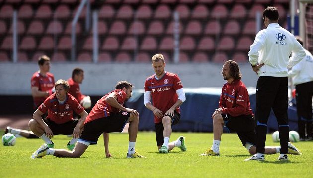 Zleva Tomáš Kalas, Tomáš Sivok, Michal Kadlec a Petr Jiráček během prvního tréninku před kvalifikačním zápasem s Itálií.
