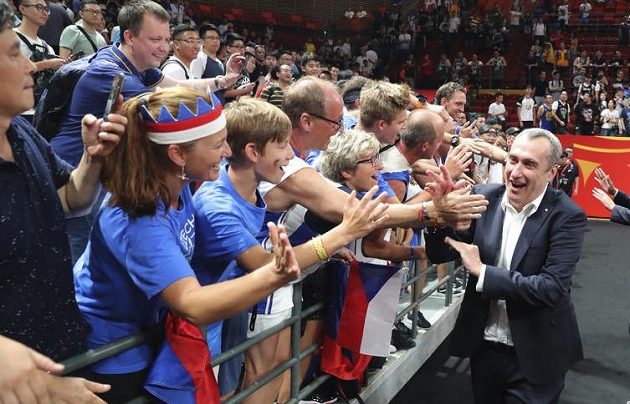Trenér českých basketbalistů Ronen Ginzburg s fanoušky po utkání mistrovství světa.