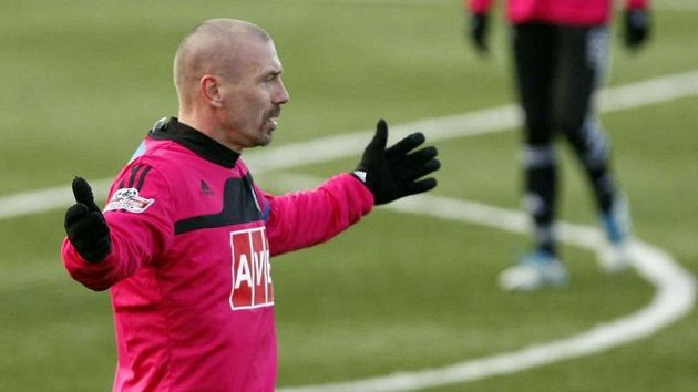 Typické rozpažení Tomáše Řepky nad verdiktem rozhodčího při utkání Tipsport ligy s Hradcem Králové.