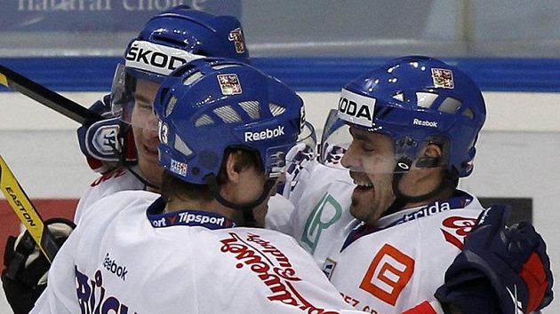 Roman Červenka se spoluhráči Petrem Průchou a Tomášem Rolinkem svůj gól proti Rusku.