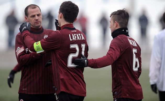 David Lafata (zády) oslavuje svůj první gól v dresu Sparty s "právoplatným" kapitánem Markem Matějovským.