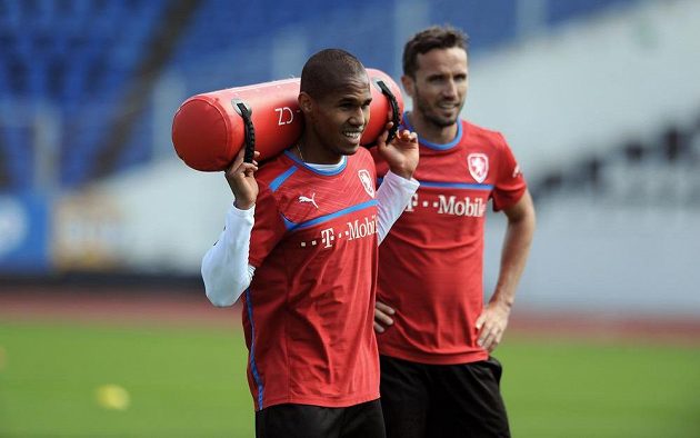 Obránci fotbalové reprezentace Theodor Gebre Selassie (vpředu) a Tomáš Sivok během prvního tréninku před kvalifikačním zápasem s Itálií.