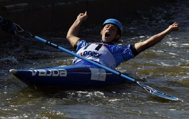 Jiří Prskavec se po finálové jízdě v kategorii K1 na mistrovství světa ve vodním slalomu v pražské Troji, raduje se z druhého místa.