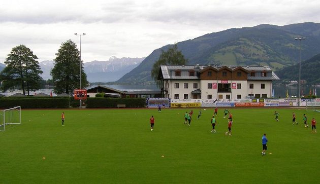 Česká fotbalová reprezentace do jednadvaceti let trénuje v Zell am See takřka na břehu jezera.