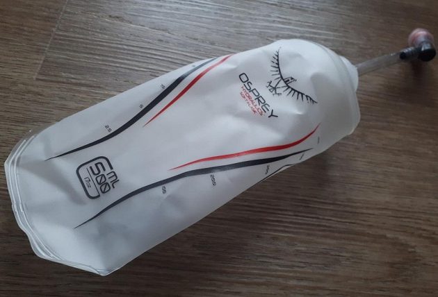 Běžecká vesta/batoh Osprey Duro 6 - soft flask/měkká láhev s brčkem a ventilkem.