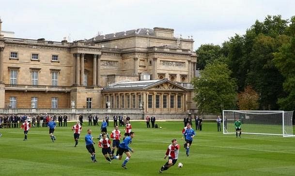 Fotbalisté klubu Civil Service FC v historicky prvním utkání na zahradě Buckinghamského paláce.
