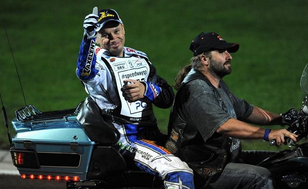 Zraněný Nicki Pedersen během Grand Prix v ploché dráze na stadiónu Markéta v Praze.