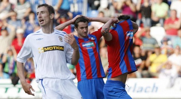 Plzeňský Michal Ďuriš (vpravo) a jeho plzeňští spoluhráči nemohli uvěřit šokující prohře...