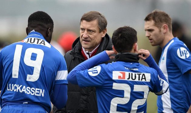 Trenér Slovanu Liberec Jiří Kotrba (druhý zleva) během přípravného utkání s Trenčínem.