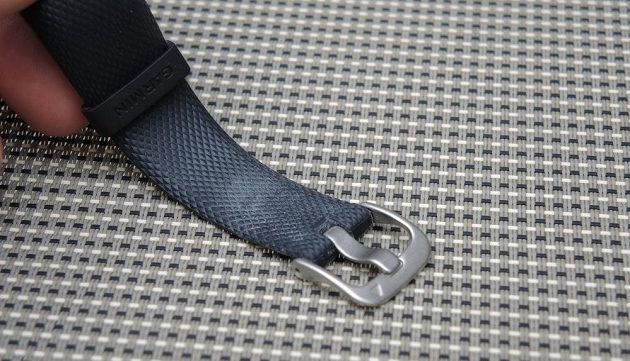 Fitness náramek Garmin vívosmart 3: detail kvalitního nerezového zapínání.