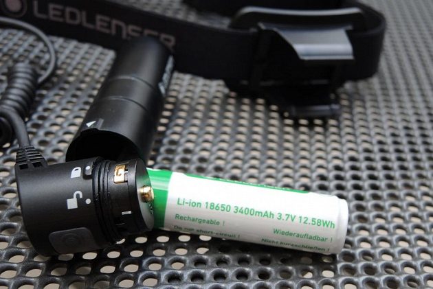 Čelovka Ledlenser MH10: Pozlacené kontakty a vysokokapacitní akumulátor - to je základ.