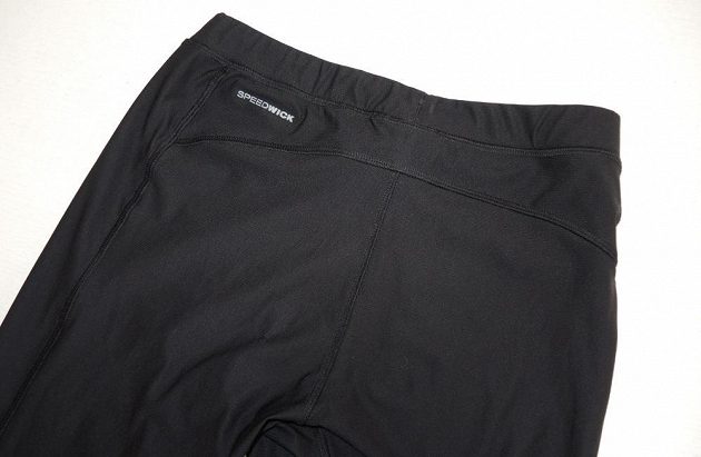 Běžecké kompresní legíny Reebok Spartan Stealth: Detail zadní vypasované části.