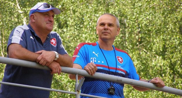 Trenér Vítězslav Lavička a manažer české fotbalové reprezentace do 21 let Jaromír Šetrle.