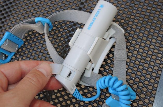 Běžecká čelovka Ledlenser Neo 10R - nabíjení zajišťuje micro USB.