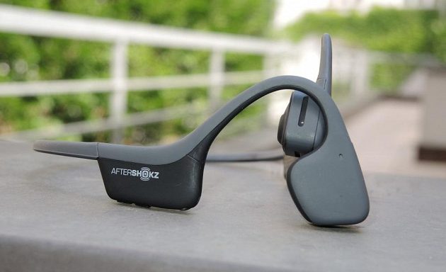 Bezdrátová sportovní sluchátka Aftershokz Trekz Air - lehká a nenápadná sluchátka jsou k dostání ve čtyřech barvách.