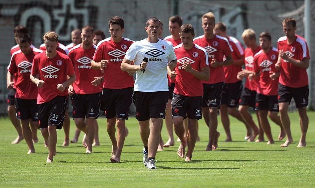 Kondiční trenér Slavie Pavel Čvančara (bílý) během prvního tréninku před novou sezónou v Edenu.