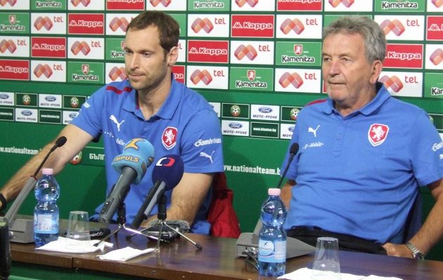 Kapitán Petr Čech (vlevo) a trenér Josef Pešice během tiskové konference v Sofii.