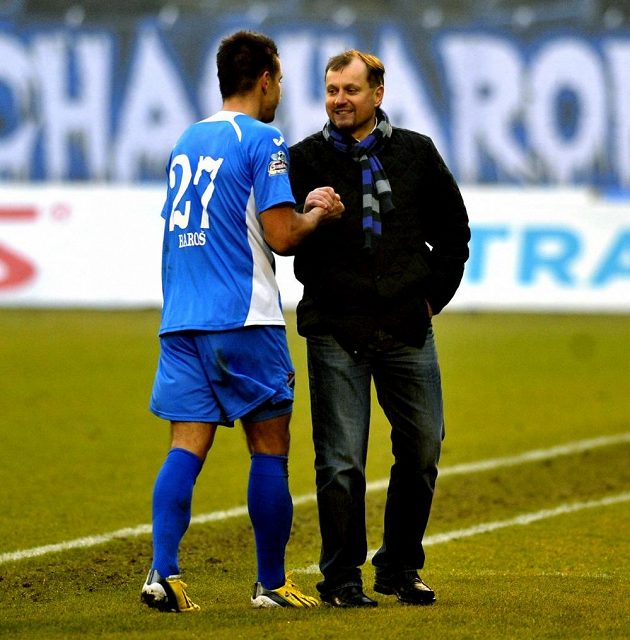 Milan Baroš se zdraví s trenérem Pulpitem.