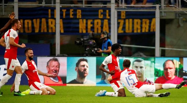 Fotbalová Slavia v euforii poté, co se v utkání Ligy mistrů trefil do sítě Interu Milán Peter Olayinka.