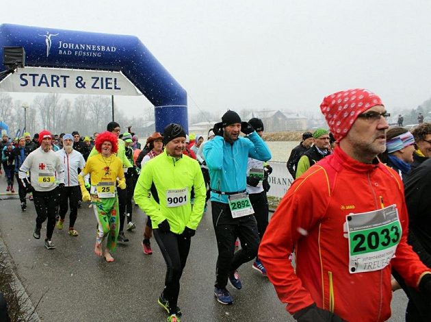 Johannesbad Thermen-Marathon: Dietmar Mücke, známý bosoběžec (v klaunovském převleku) patří mezi pravidelné účastníky.